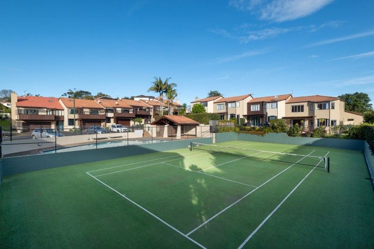 Photo of property in 22/8 Tobago Place, Sunnynook, Auckland, 0620