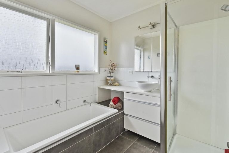 Photo of property in 17 Glenmore Road, Sunnyhills, Auckland, 2010