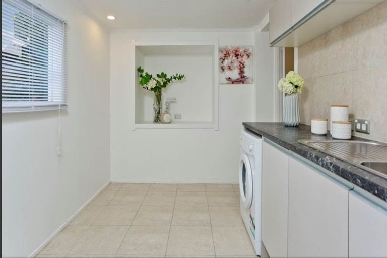 Photo of property in 1/160 East Coast Road, Forrest Hill, Auckland, 0620