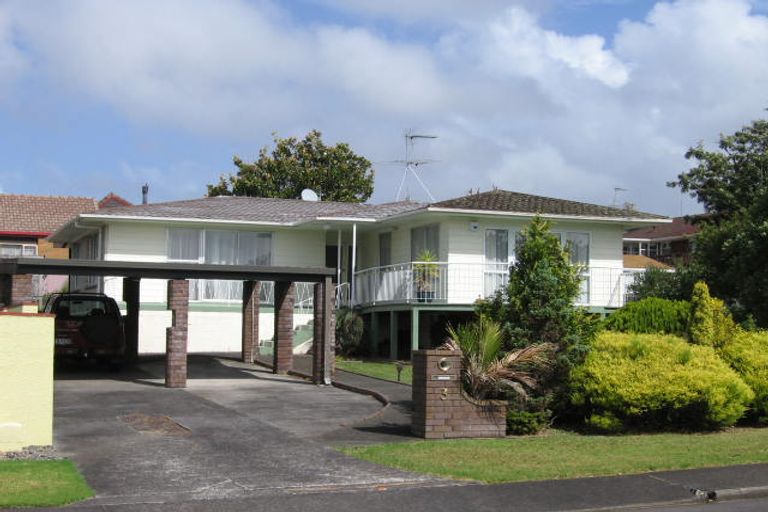Photo of property in 3 Tanoa Place, Glendene, Auckland, 0602