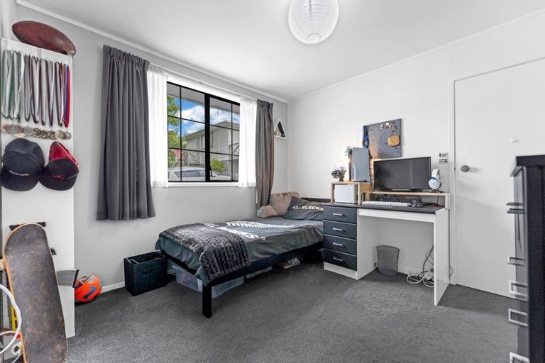 Photo of property in 3 Denarius Lane, Glendene, Auckland, 0602