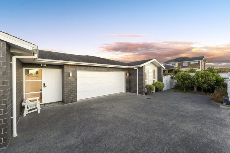 Photo of property in 25 Gilbransen Road, Kumeu, 0810