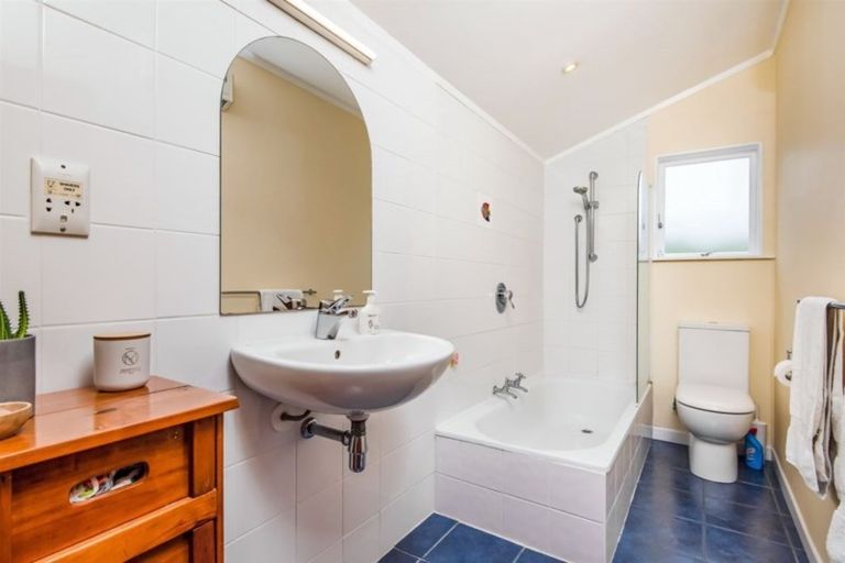 Photo of property in 2/26 Glenvar Road, Torbay, Auckland, 0630