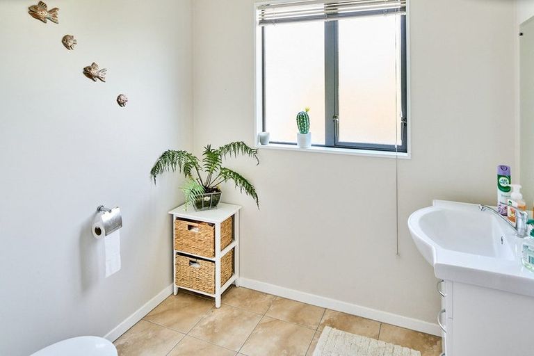 Photo of property in 21 View Road, Titahi Bay, Porirua, 5022