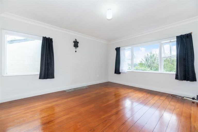 Photo of property in 15 Cleve Road, Green Bay, Auckland, 0604