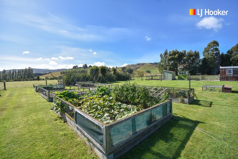 Photo of property in 24 Surrey Bay Road, Waihola, Outram, 9073