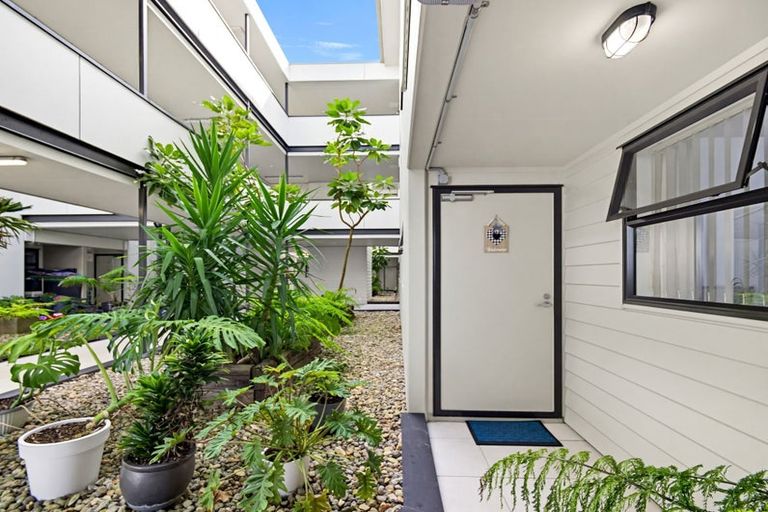 Photo of property in 2/124 Stancombe Road, Flat Bush, Auckland, 2016