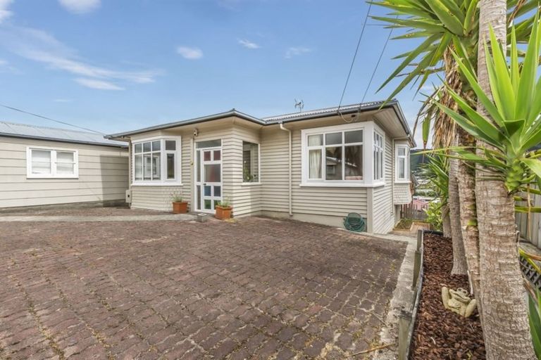 Photo of property in 21 Tawa Terrace, Tawa, Wellington, 5028