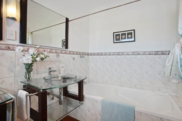 Photo of property in 32 Glenmore Road, Sunnyhills, Auckland, 2010