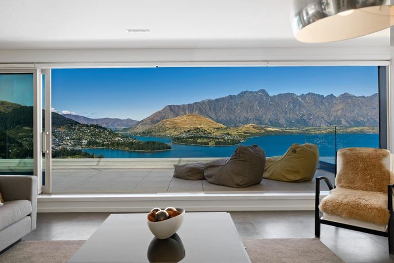 Photo of property in 6 Lordens Place, Fernhill, Queenstown, 9300
