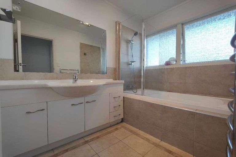 Photo of property in 24 Tyrian Close, Half Moon Bay, Auckland, 2012