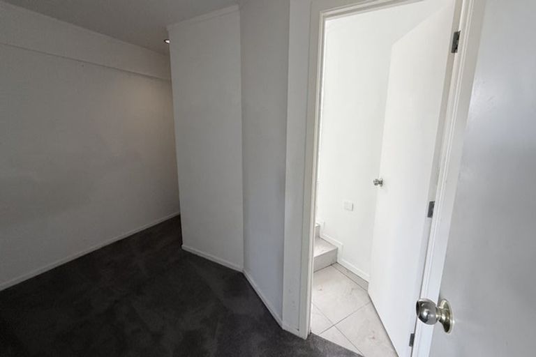 Photo of property in 1/166 East Coast Road, Forrest Hill, Auckland, 0620