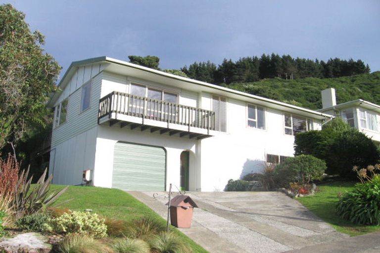 Photo of property in 3 Mckelvey Place, Tawa, Wellington, 5028