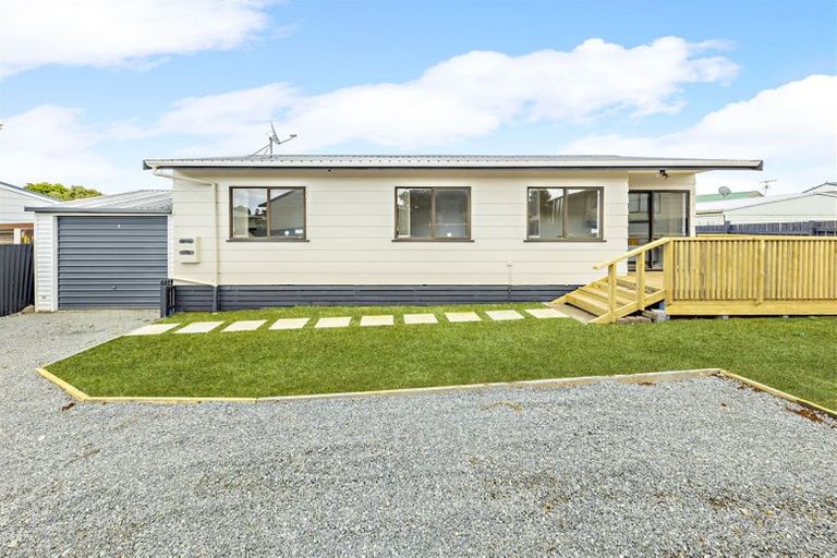 Photo of property in 2/4 Maplesden Drive, Clendon Park, Auckland, 2103