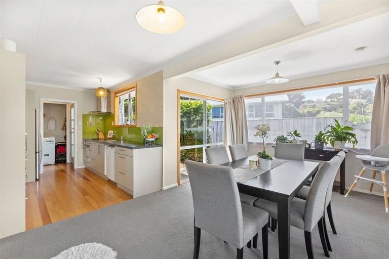 Photo of property in 42 Cumberland Street, Merrilands, New Plymouth, 4312