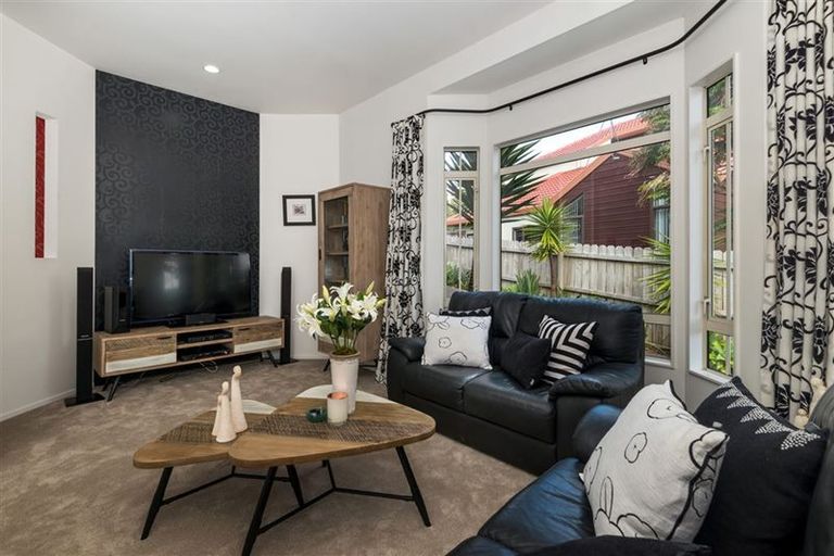 Photo of property in 17 Ponderosa Drive, Oteha, Auckland, 0632