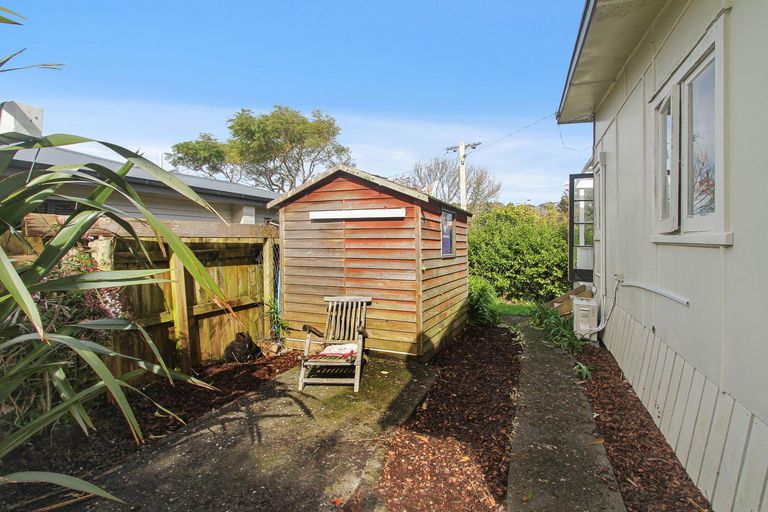 Photo of property in 4 Mceldowney Road, Titirangi, Auckland, 0604