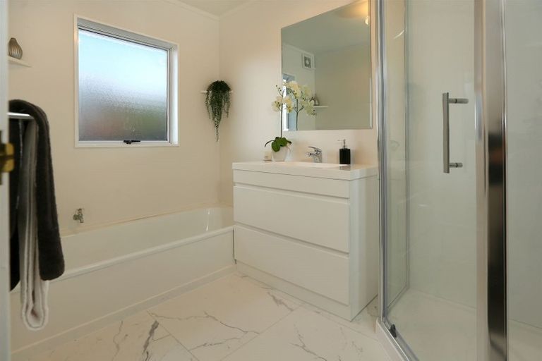 Photo of property in 1/37 Rhinevale Close, Henderson, Auckland, 0612