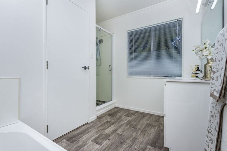 Photo of property in 2/13 Valecrest Place, Bayview, Auckland, 0629