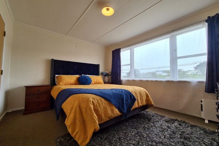 Photo of property in 2 Barclay Street, Newlands, Wellington, 6037