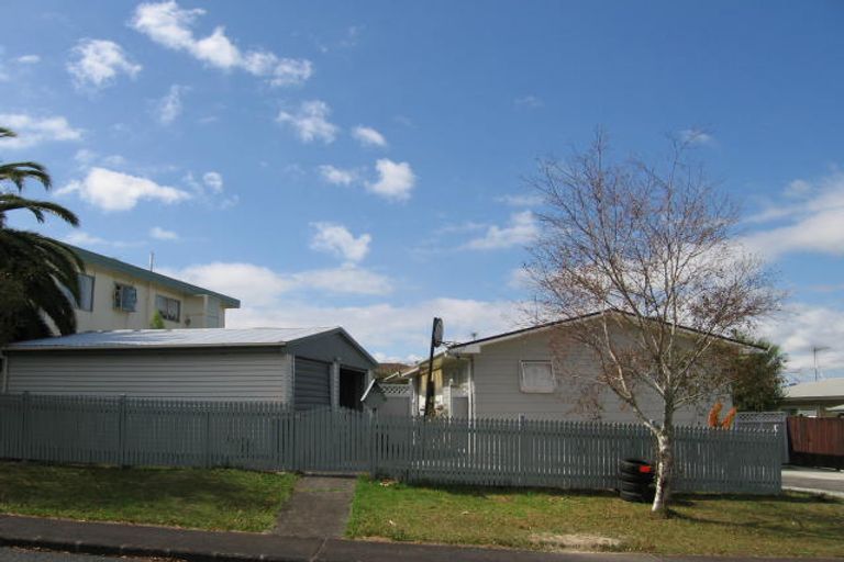 Photo of property in 23 Rosewarne Crescent, Glendene, Auckland, 0602