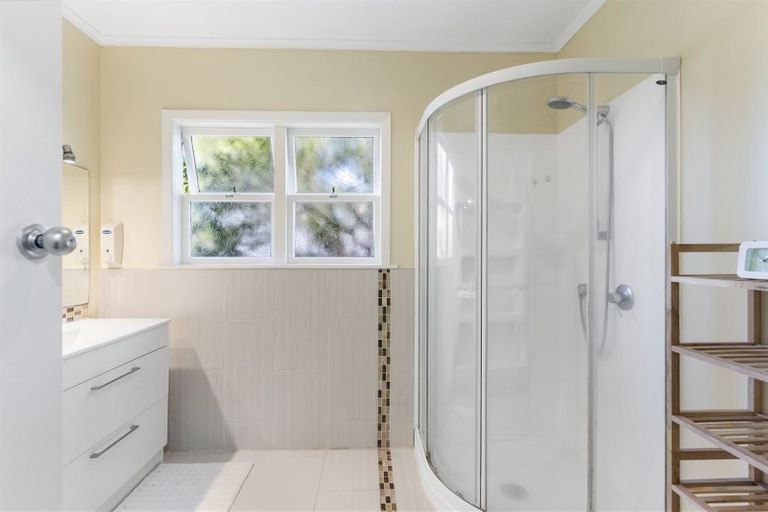 Photo of property in 16 Edgeworth Road, Glenfield, Auckland, 0629