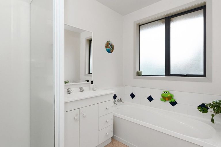 Photo of property in 53 Waiwherowhero Drive, St Andrews, Hamilton, 3200