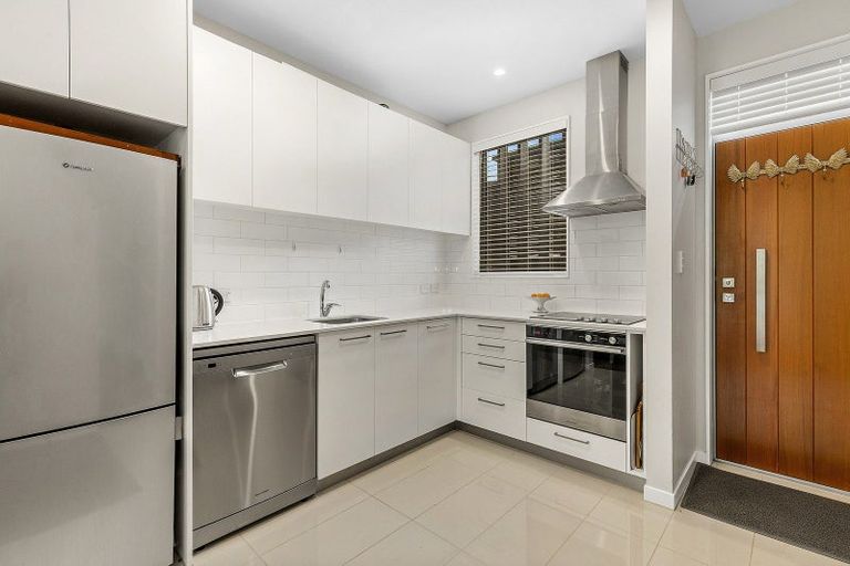 Photo of property in 2/24 Tamar Street, Island Bay, Wellington, 6023