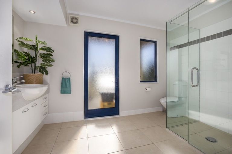 Photo of property in 15a Seaview Road, Paremata, Porirua, 5024