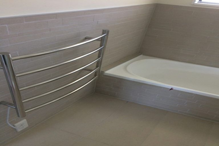 Photo of property in 1/7 Romulus Place, Totara Vale, Auckland, 0629