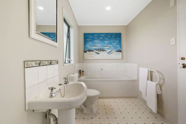 Photo of property in 2/883 East Coast Road, Northcross, Auckland, 0632