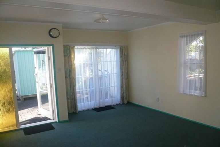 Photo of property in 17 Kelston Street, New Lynn, Auckland, 0600