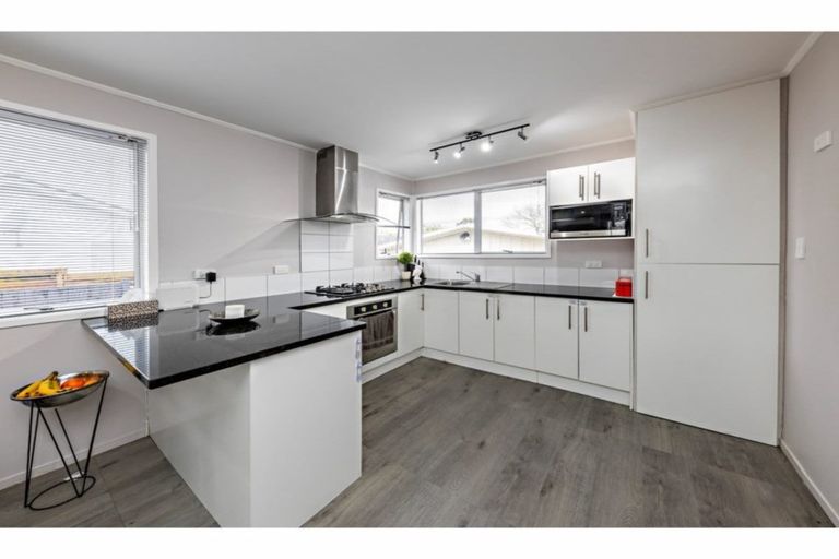 Photo of property in 11 Hinton Place, Weymouth, Auckland, 2103