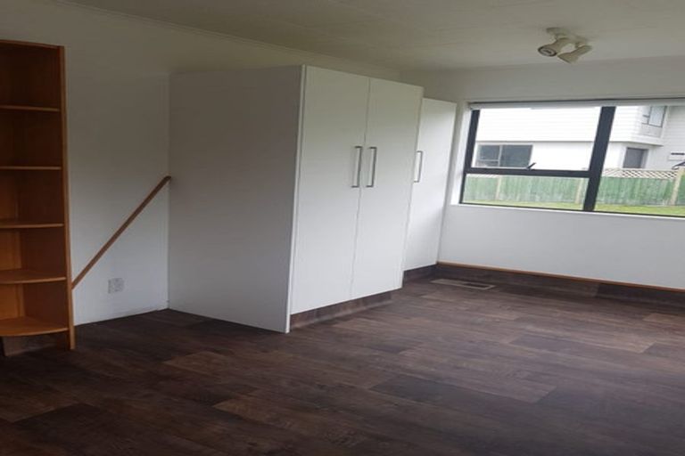 Photo of property in 79 Victory Crescent, Tawa, Wellington, 5028