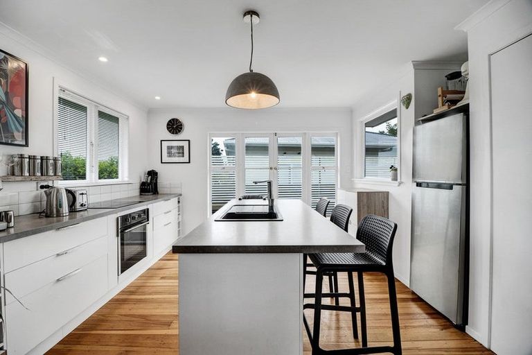 Photo of property in 215 Mangorei Road, Merrilands, New Plymouth, 4312