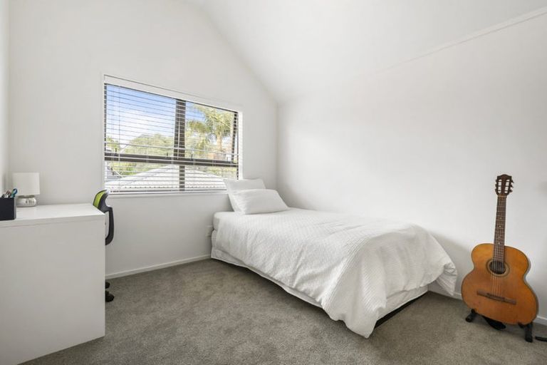 Photo of property in 2/3 Eversleigh Road, Belmont, Auckland, 0622