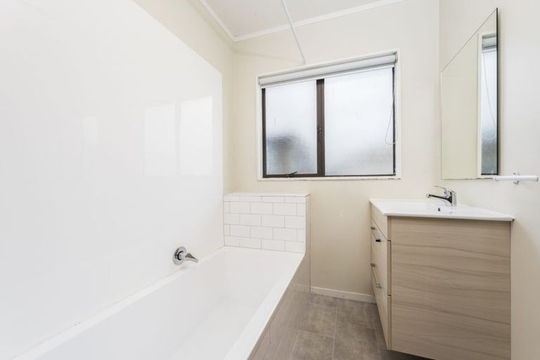 Photo of property in 2/70 Pomaria Road, Henderson, Auckland, 0610