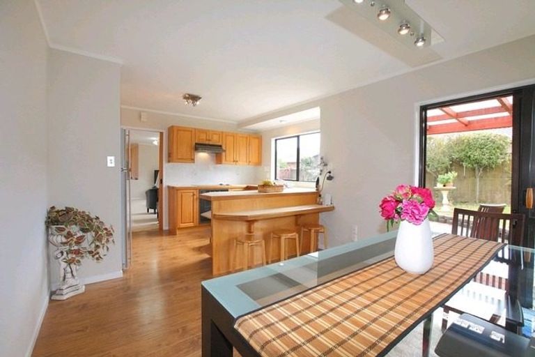 Photo of property in 18 Pinewood Grove, Botany Downs, Auckland, 2010
