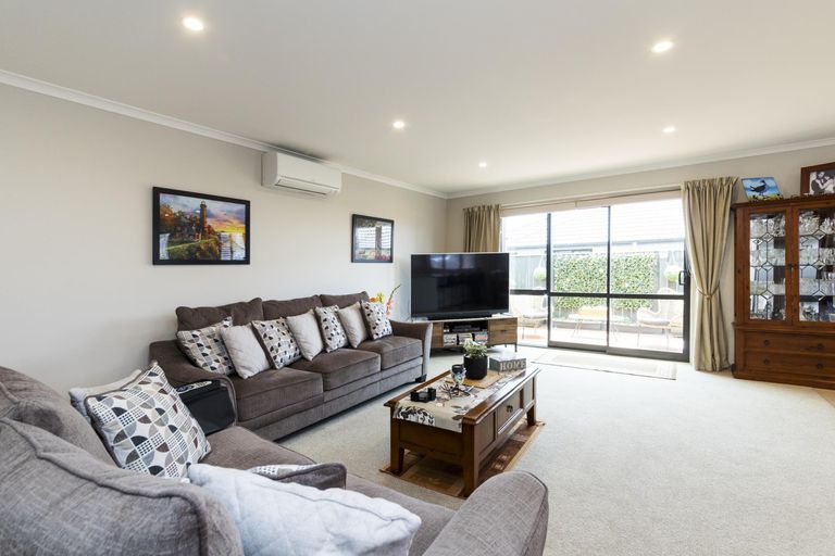 Photo of property in 34 Cyprus Place, Fitzherbert, Palmerston North, 4410