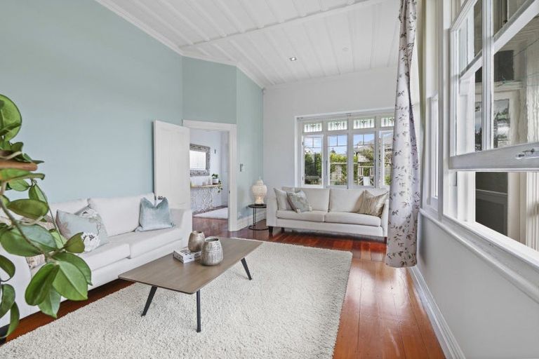 Photo of property in 147 Queen Street, Northcote Point, Auckland, 0627