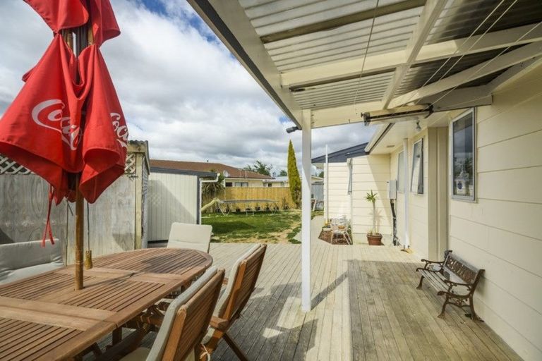 Photo of property in 18 Cumberland Place, Kelvin Grove, Palmerston North, 4414