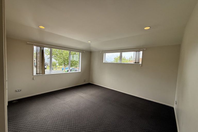 Photo of property in 18 Harrowglen Drive, Northcross, Auckland, 0632