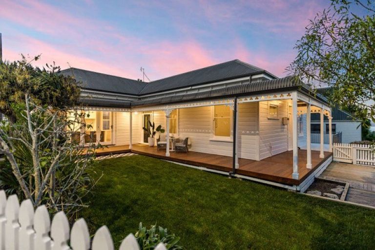 Photo of property in 27 Napier Terrace, Hospital Hill, Napier, 4110