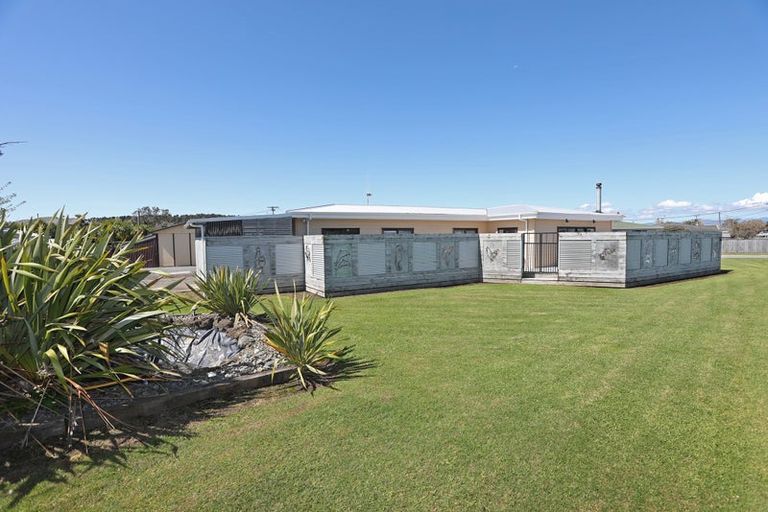 Photo of property in 75 Seabury Avenue, Foxton Beach, Foxton, 4815