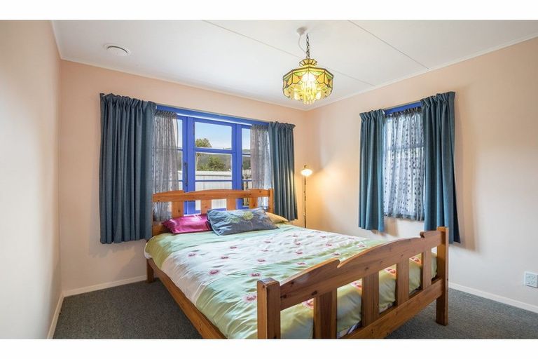 Photo of property in 27 Amundsen Grove, Stokes Valley, Lower Hutt, 5019