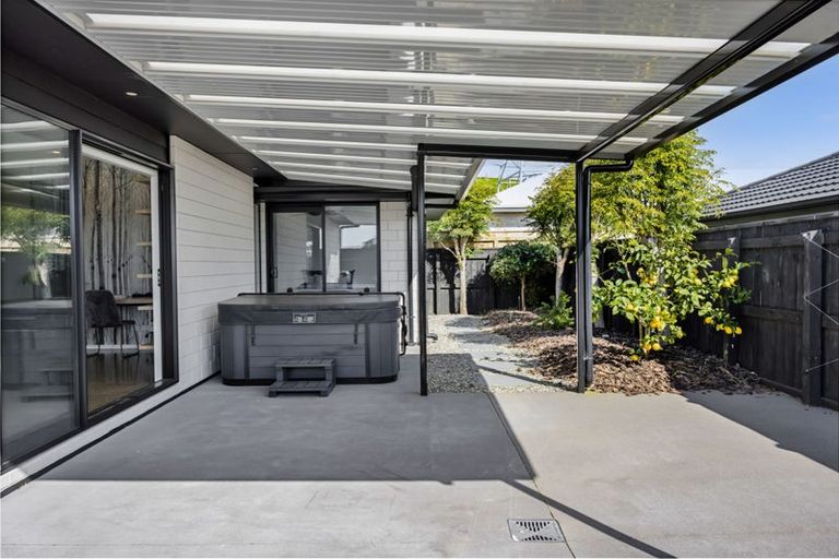 Photo of property in 5 Aheahea Way, Hurworth, New Plymouth, 4310