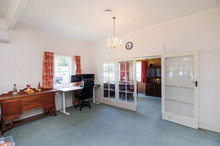 Photo of property in 30 Ngahina Street, Marton, 4710