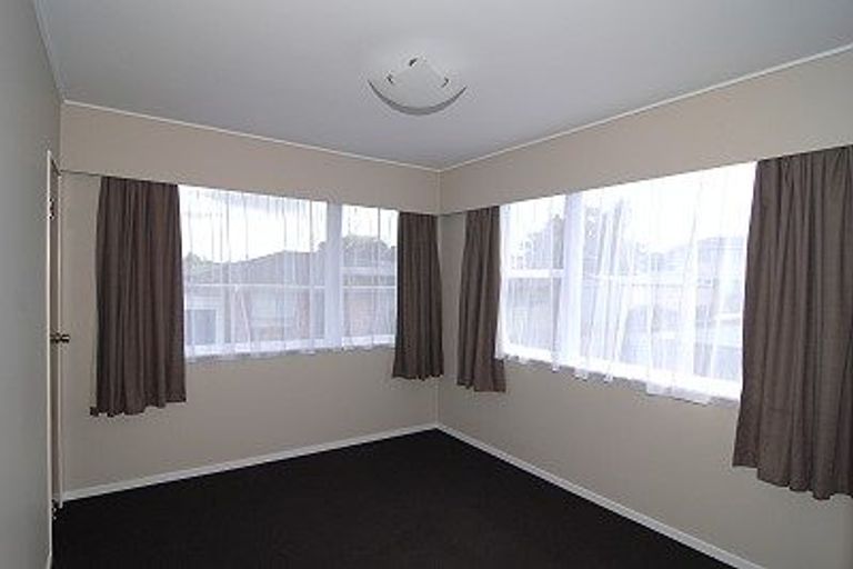 Photo of property in 2/210 Sunnynook Road, Totara Vale, Auckland, 0627