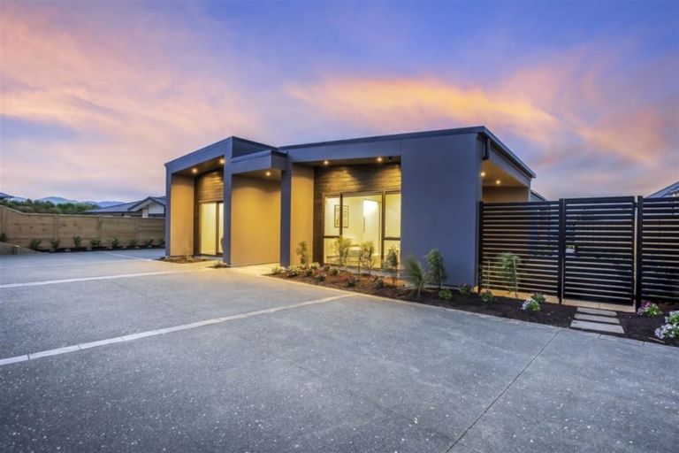 Photo of property in 55 Queen Charlotte Drive, Aotea, Porirua, 5024