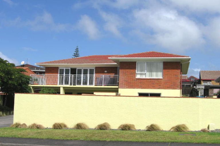 Photo of property in 5 Tanoa Place, Glendene, Auckland, 0602